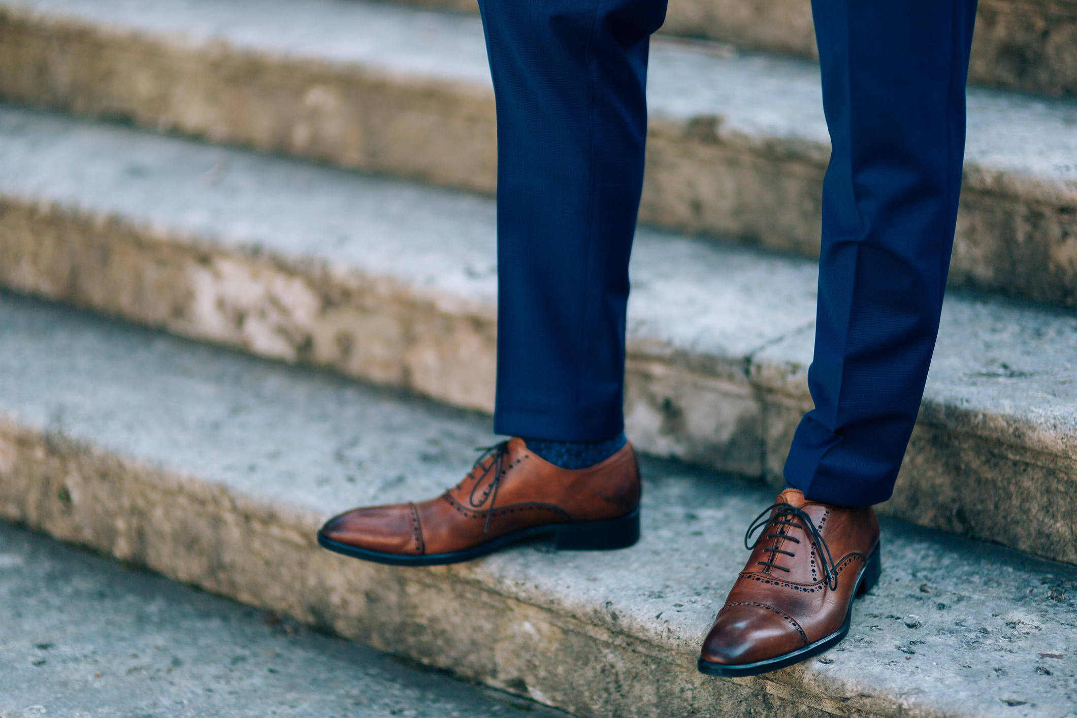 Синие брюки и коричневая обувь