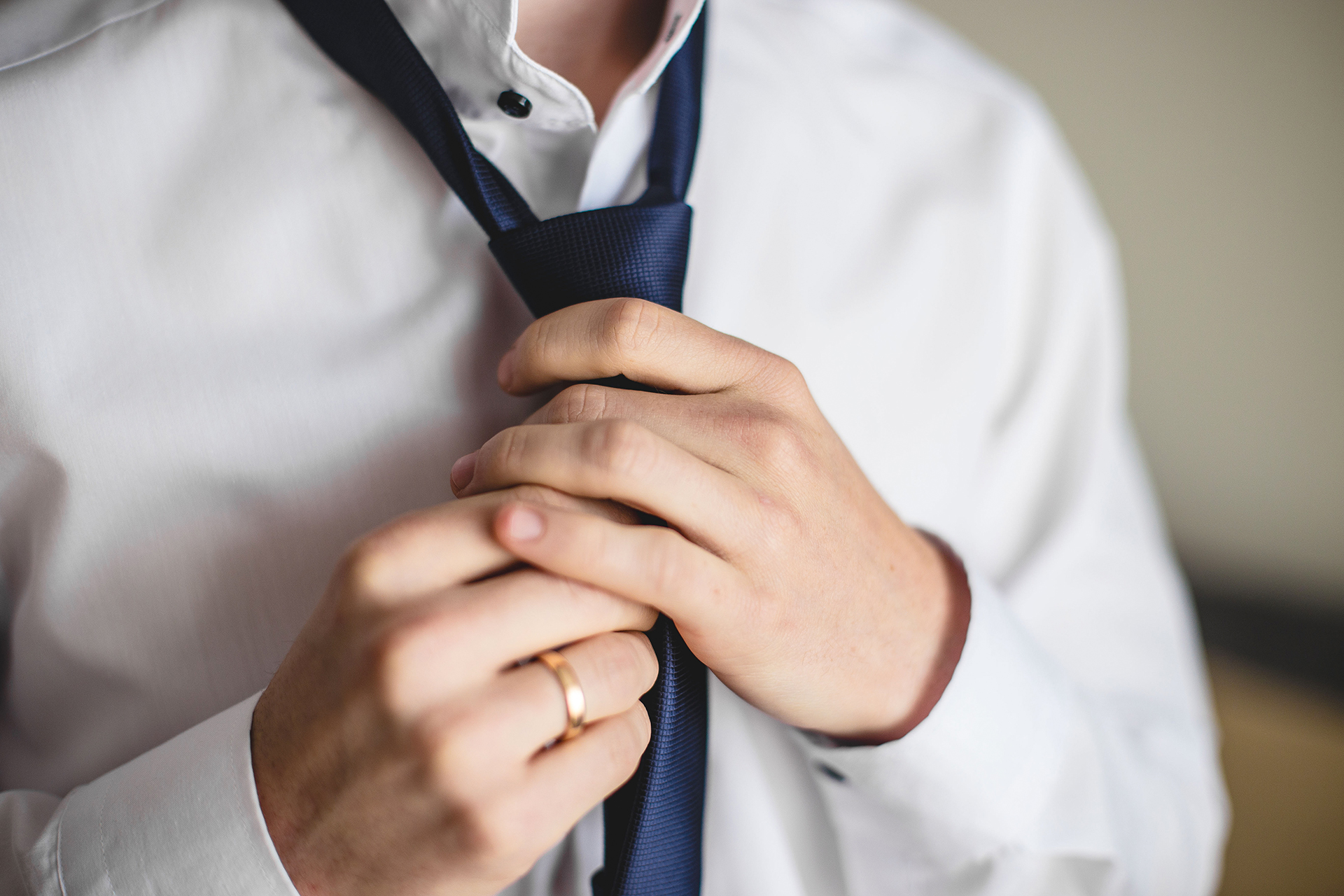 How to tie a necktie