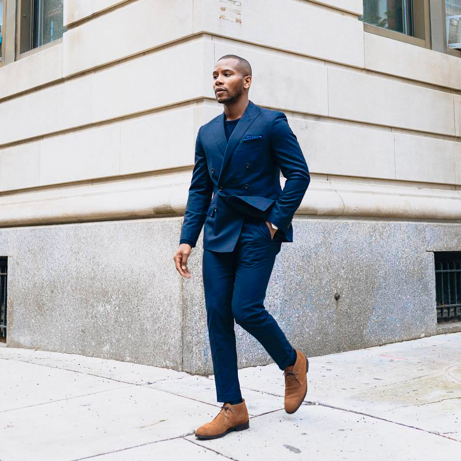 https://www.suitsexpert.com/wp-content/uploads/double-breasted-blue-suit-long-sleeve-t-shirt-and-desert-chukka-boots.jpg
