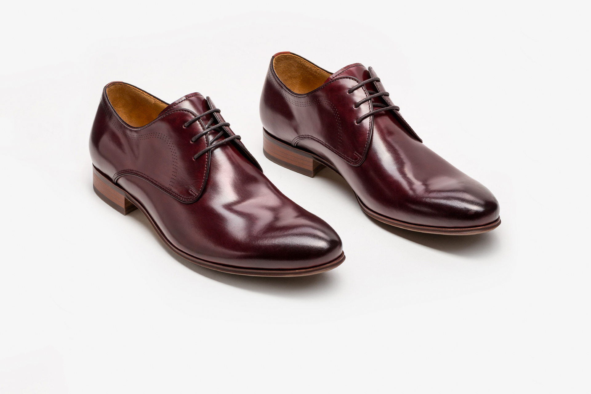 What Color Shoes To Wear With Burgundy Dress