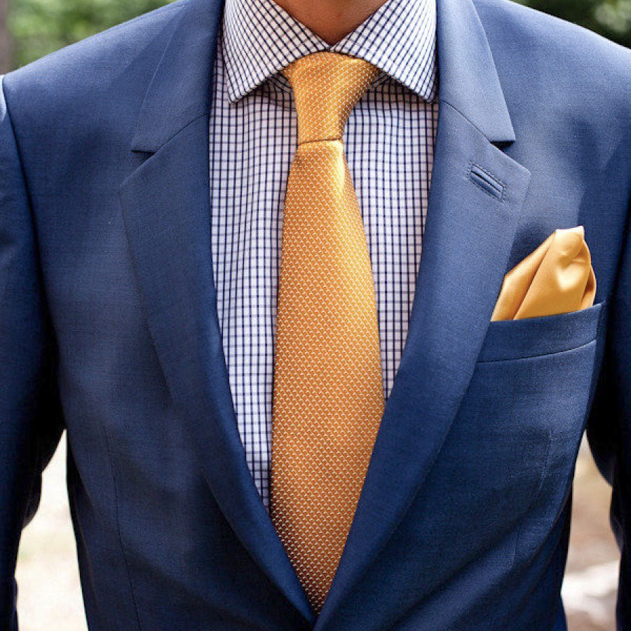 Костюм с желтым галстуком